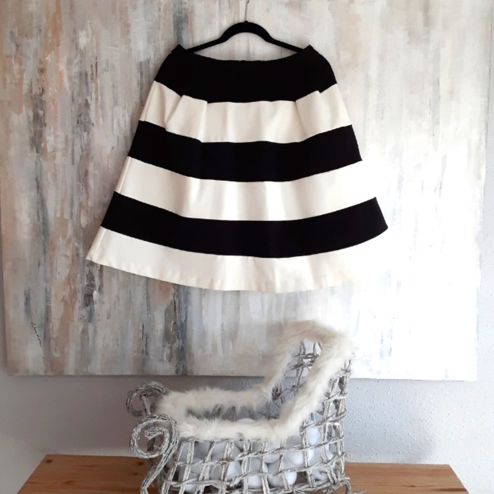 VERSONA SKIRT SIZE 12